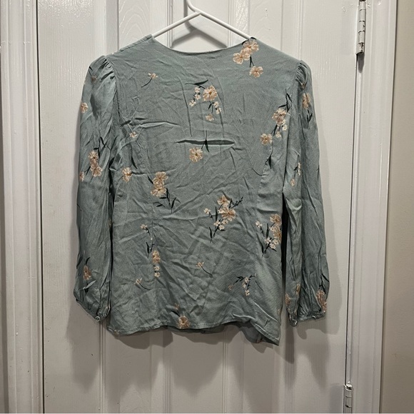 ASTR THE LABEL BUTTON WRAP FRONT FLORAL TOP in Sage Light Green Multi Fl… - Picture 7 of 14
